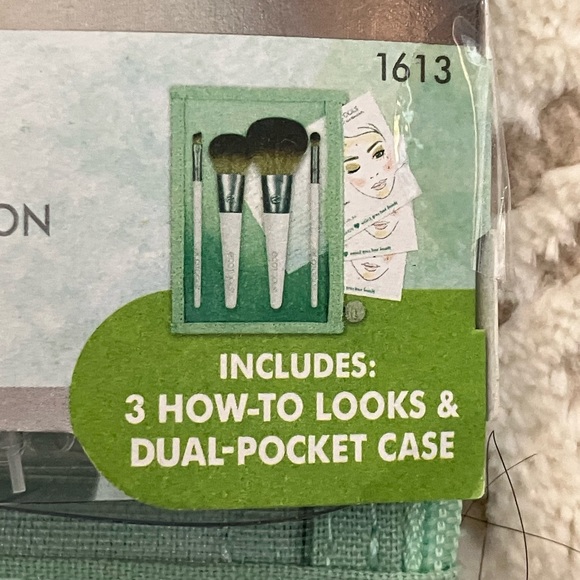 NEW! EcoTools On-the-go Style Kit 4 lightweight Makeup Brushes, Case & How-to - Picture 3 of 7